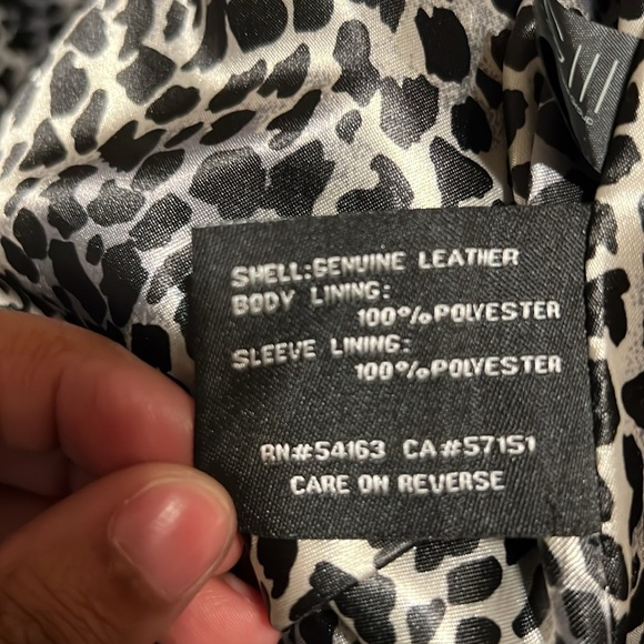 Dark blue leather jacket in GUC - Picture 5 of 5